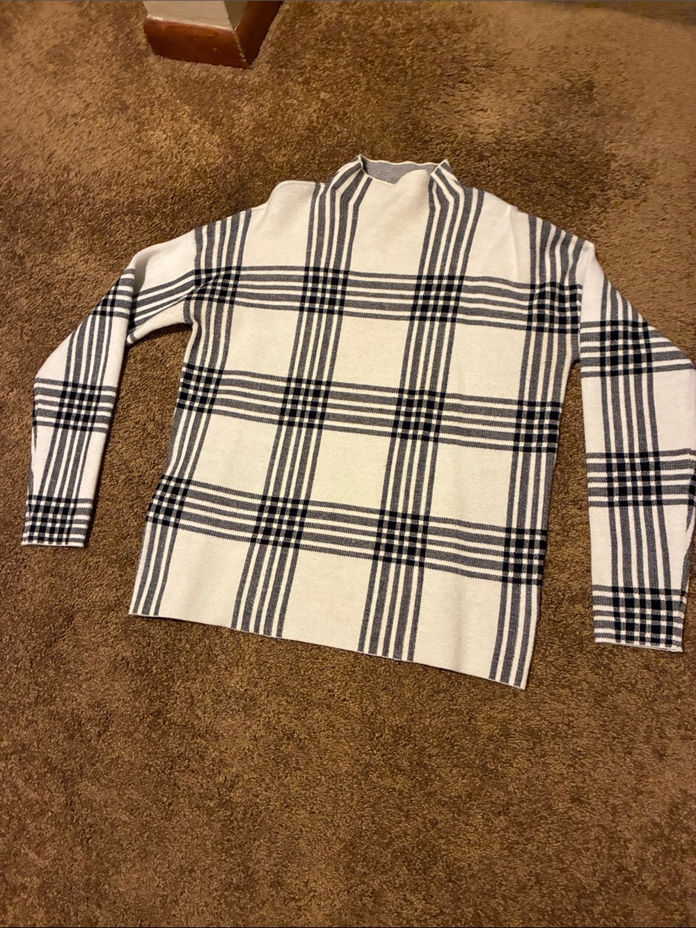 TAHARI. Size M. White and Black Plaid Turtleneck Sweater. CUTE! EUC - Picture 4 of 6